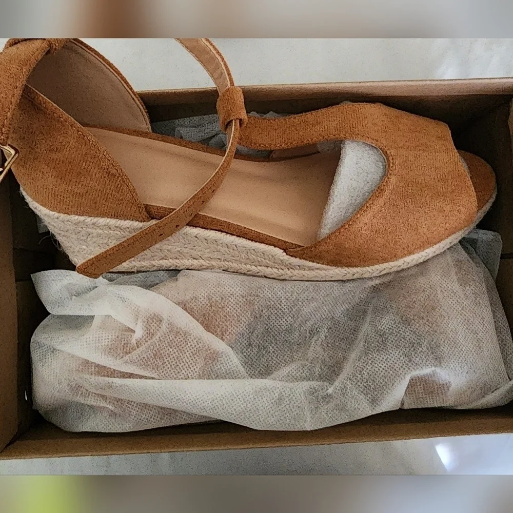 FUDYNMALC Womens Size 8 Sandal Wedges Brown New In Box